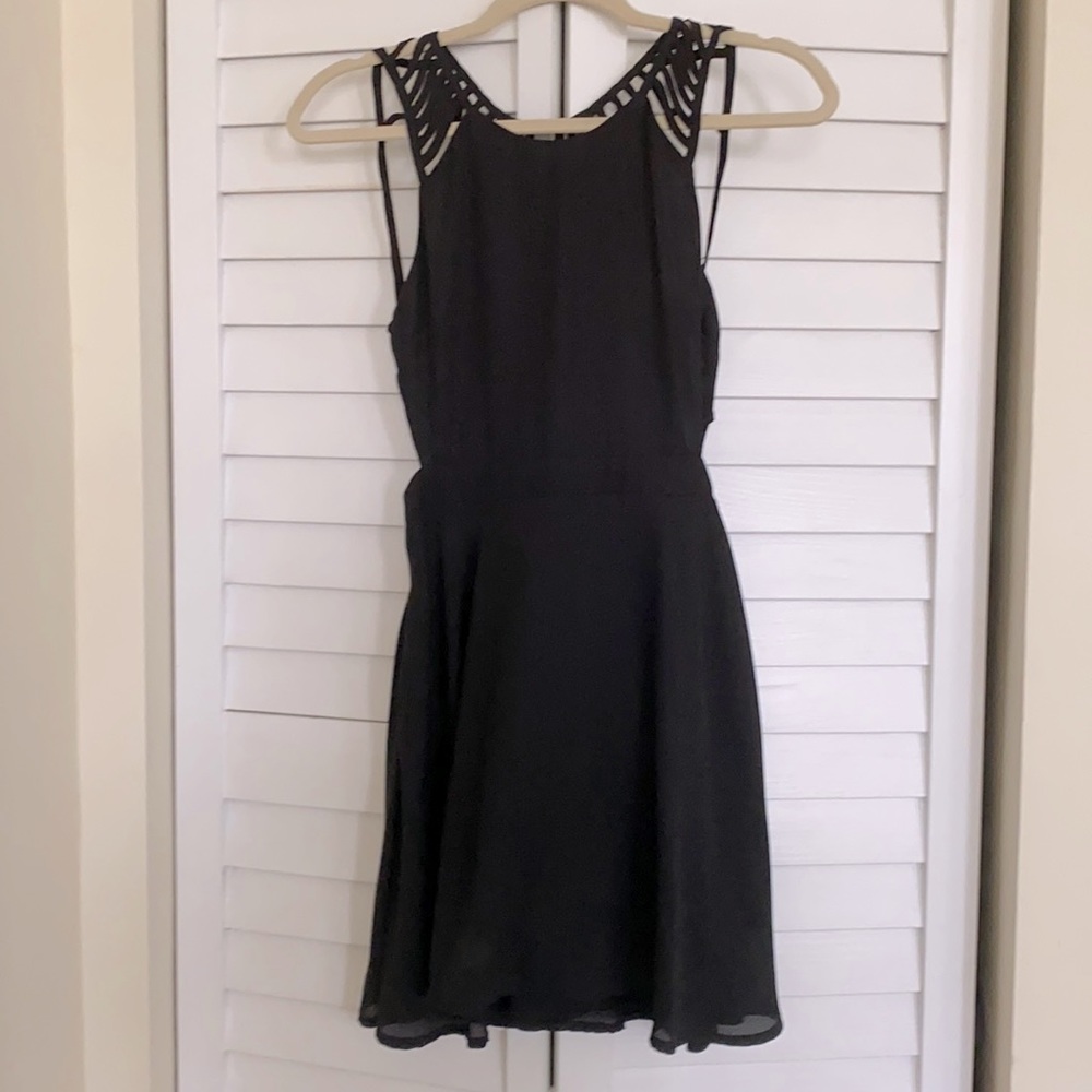 Back cutout Flowy dress
